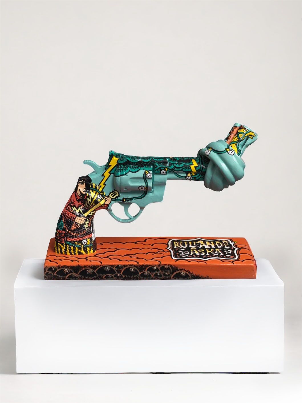 The Knotted Gun peace n luv sculpture by HÅKAN HELLSTRÖM.